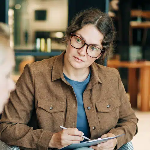 Femme Qui Écoute Attentivement